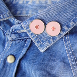Pin's Seins Coucou Suzette