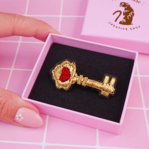 Broche brodée Clef Malicieuse 2